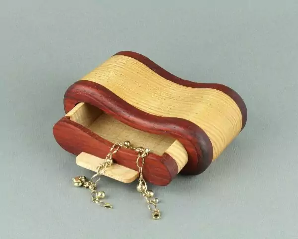 صندوق مجوهرات خشبي صغير